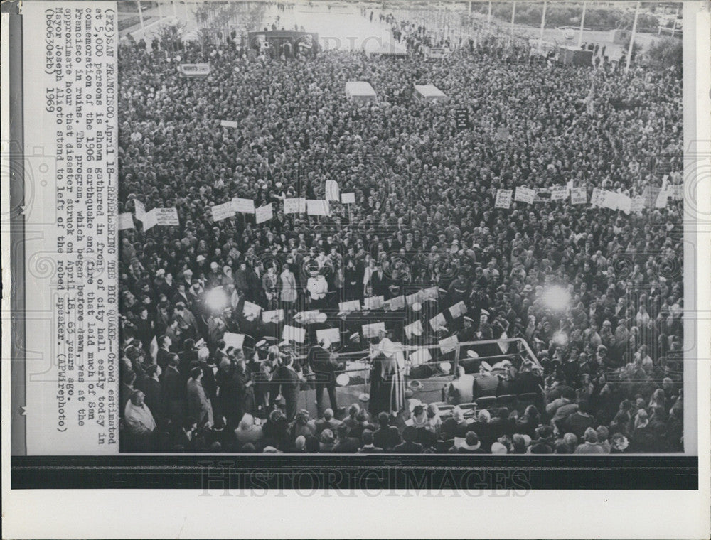 1969 Press Photo San Francisco crowd gathers to remember 1906 earthquake - Historic Images