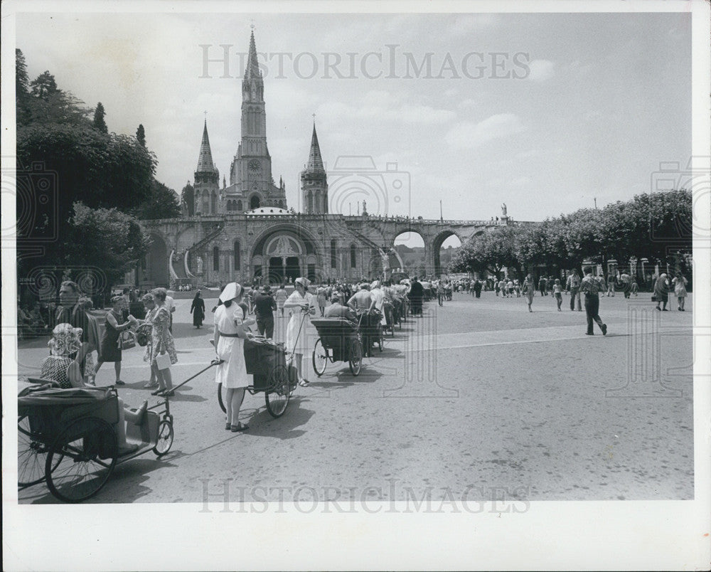 1976 Press Photo City of Lourdes, Hotels Furnish Carts - Historic Images