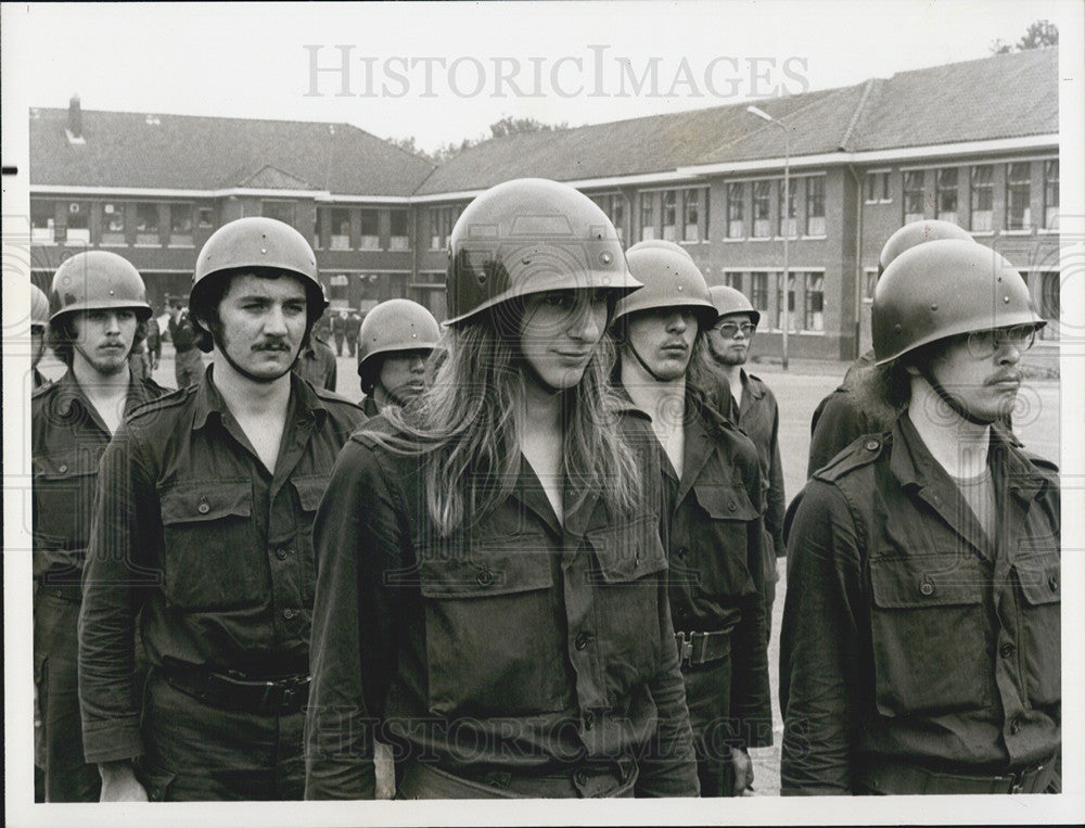 1975 Press Photo Holland unionized Army Dutch soldiers Weekend NBC - Historic Images