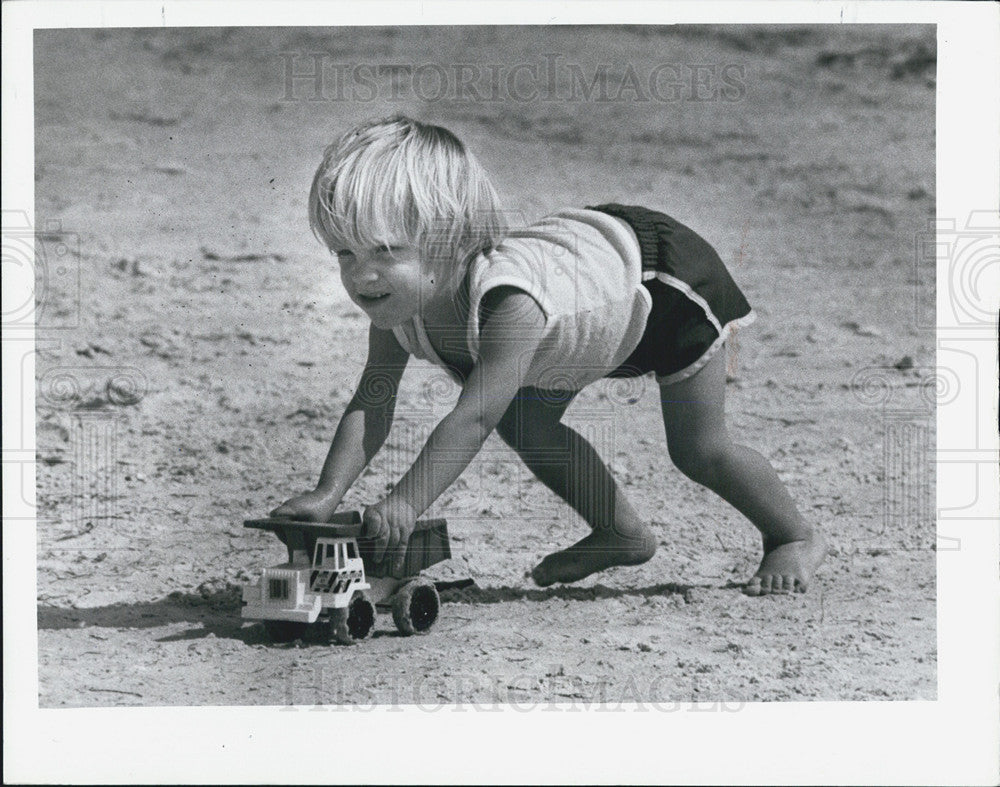 1987 Press Photo Diane Citro Luke pushes truck beach Howard Park - Historic Images