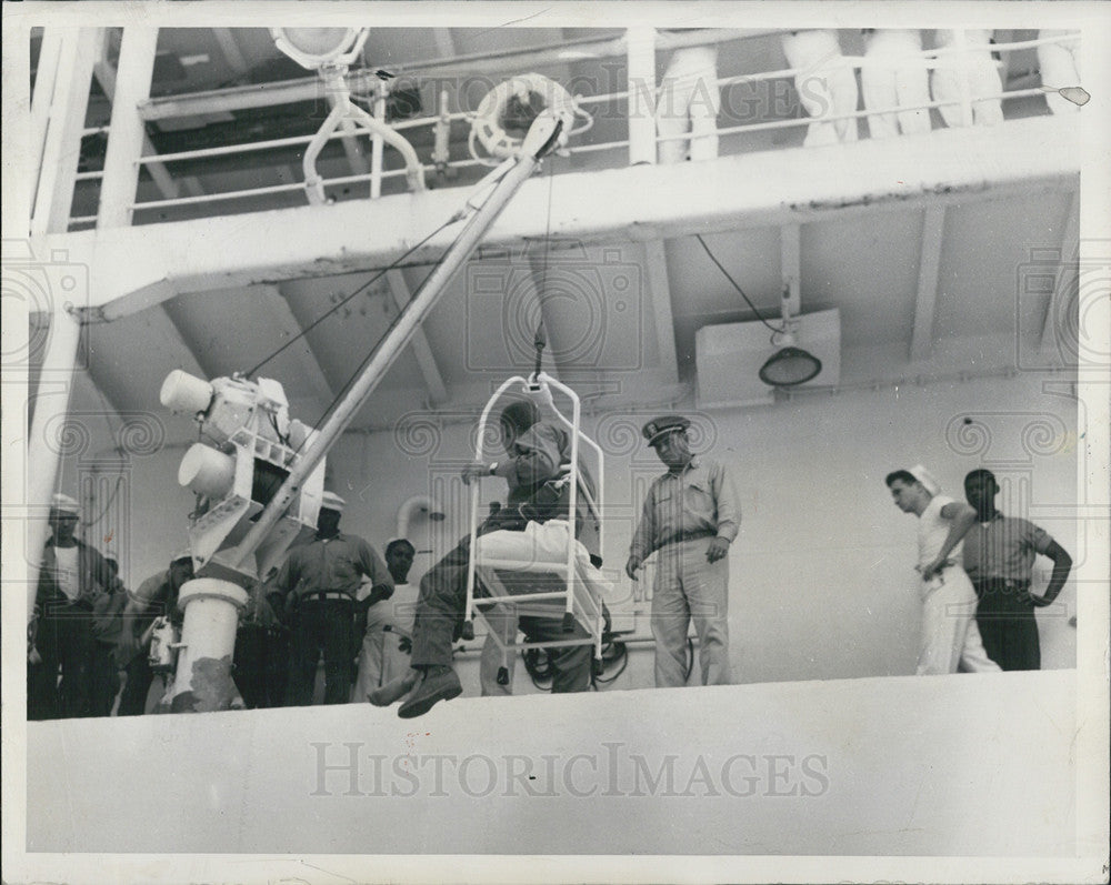 1950 Press Photo Casualties taken aboard the Navy Hosp. Ship &quot;Concilation&#39; - Historic Images