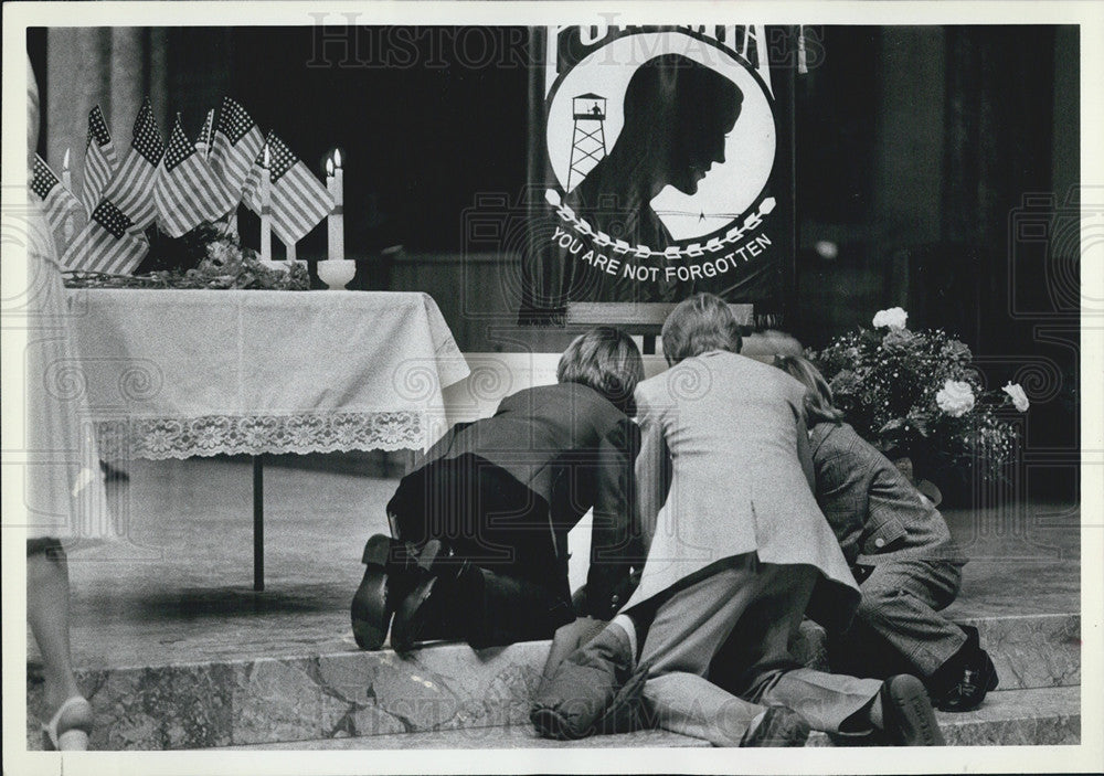 1982 Press Photo Tom Pilkington&#39;s family looks on the list of missing in action - Historic Images