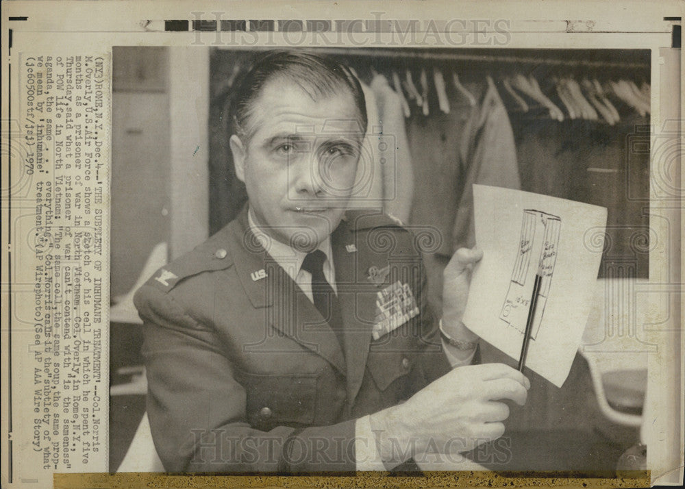 1970 Press Photo Col Norris M Overly US AF Shows Sketch Of Cell He Spent 5 Mos - Historic Images