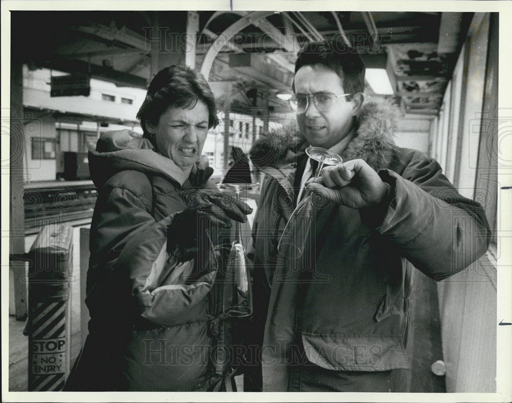 1986 Press Photo Kevin and Kathy Lynch not happy with their murder mystery ride - Historic Images