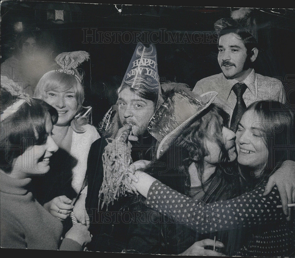 1972 Press Photo New Year&#39;s Celebration In Downtown Chicago At The Gate Of Horn - Historic Images