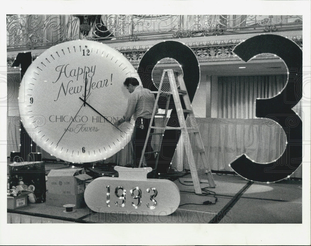1992 Press Photo Electrician Joe Caputo With New Years Clock At Chicago Hilton - Historic Images