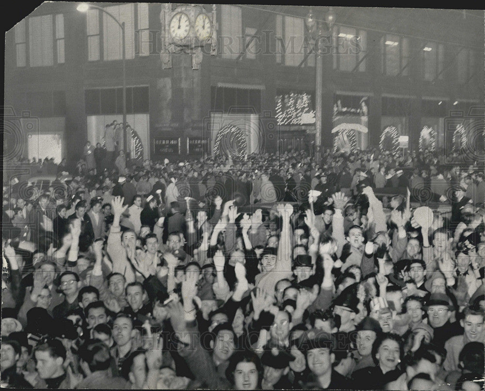 1957 Press Photo Crowd Waves During New Year Celebration At State/Randolph-Chgo - Historic Images