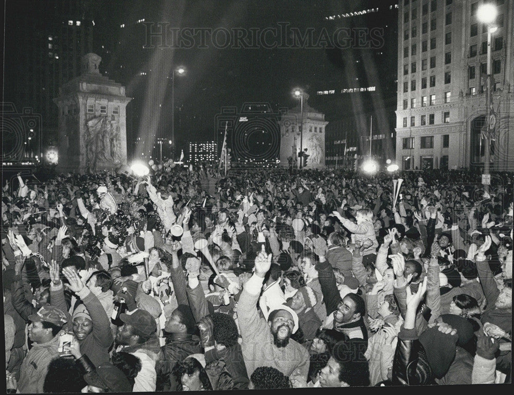 1962 Press Photo New Years Eve Crowd In Chicago Pioneer Court - Historic Images