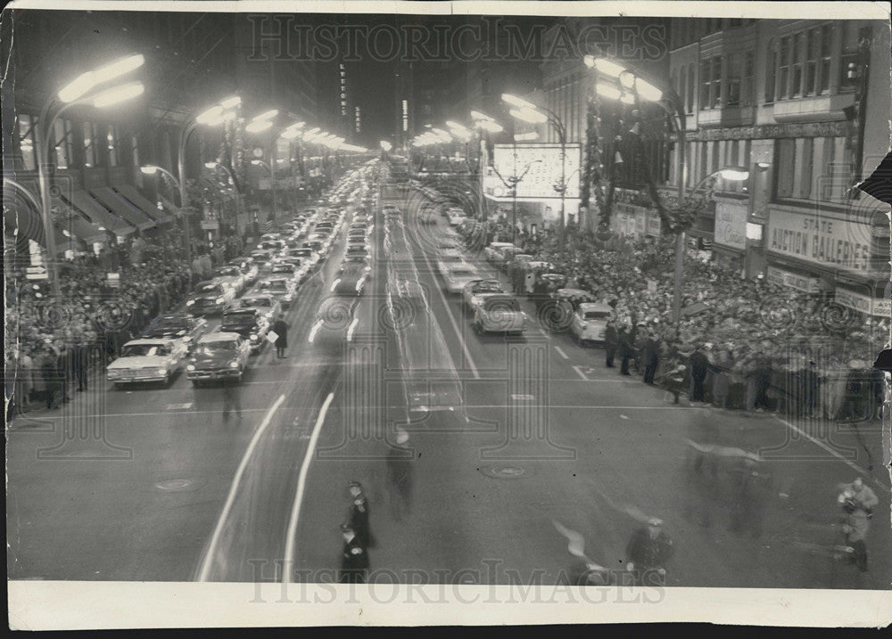 1960 Press Photo Looking South On State Street As Throng Rings In New Year Chgo - Historic Images