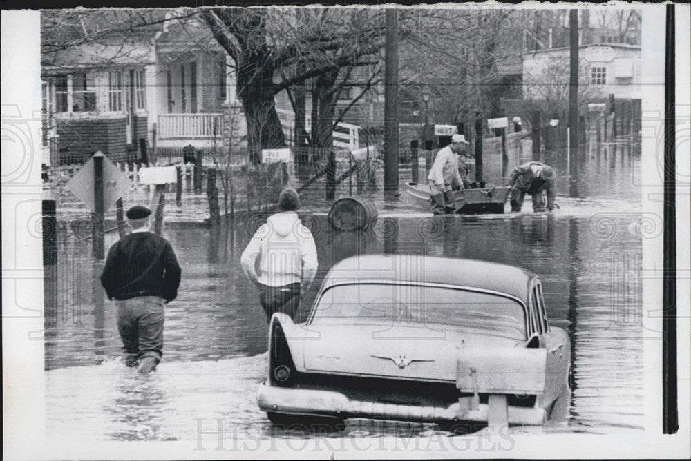 1965 Press Photo Street flooded by the Mississippi River - Historic Images