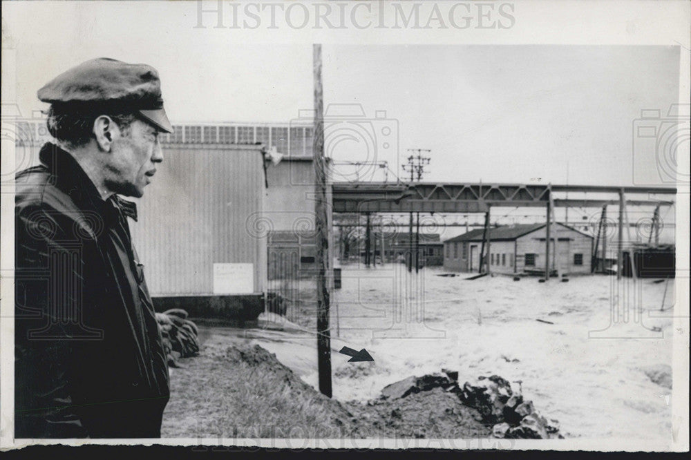 1965 Press Photo Floodworker Watches Water From Mississippi - Historic Images