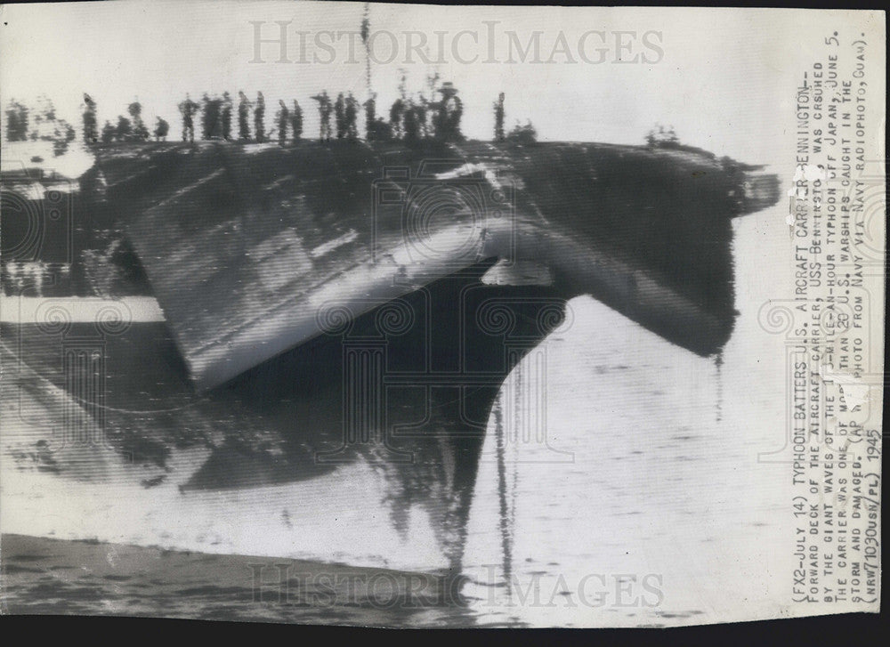 1954 Press Photo Typhoon Battlers U.S Aircraft Carrier Bennington. - Historic Images