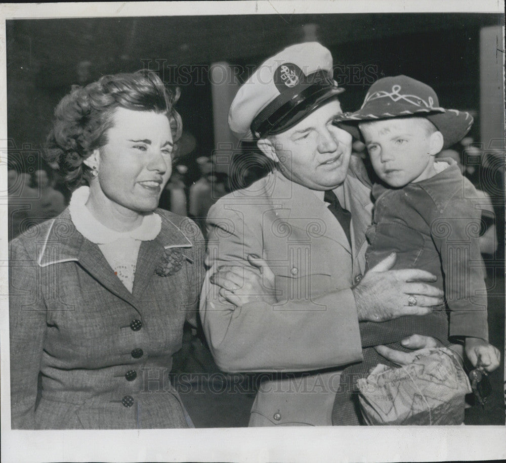 1954 Press Photo James Claussen Chief of Carrier Bennington, his wife &amp; son - Historic Images