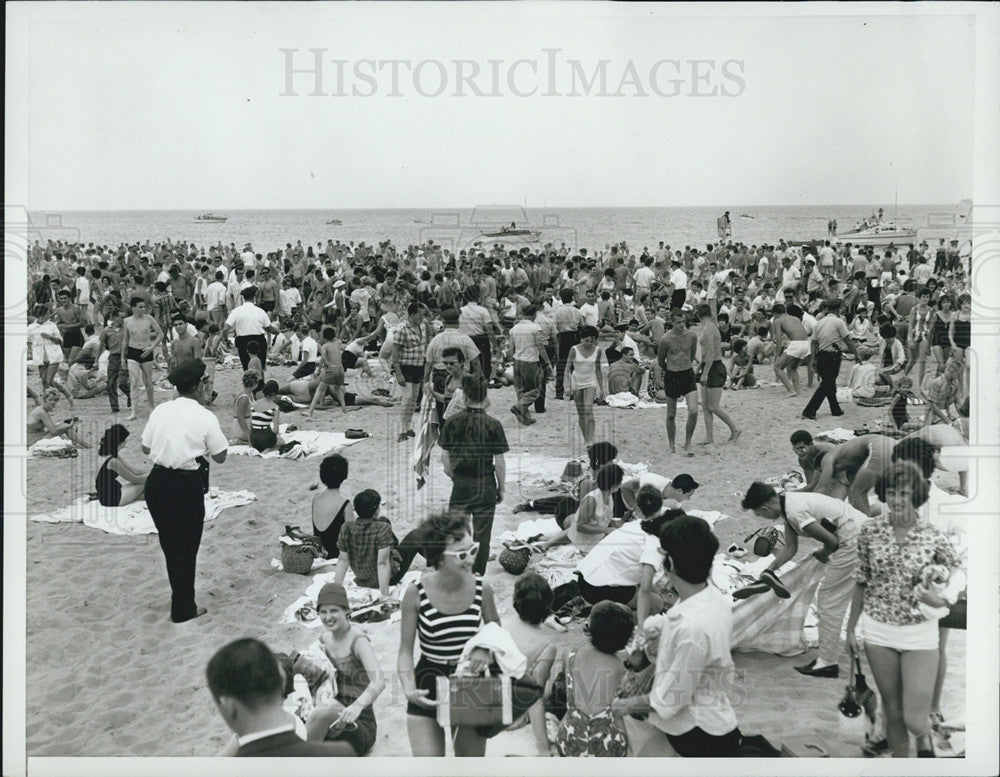 1961 Press Photo Wade-in demonstration at rainbow Beach in Illinois - Historic Images