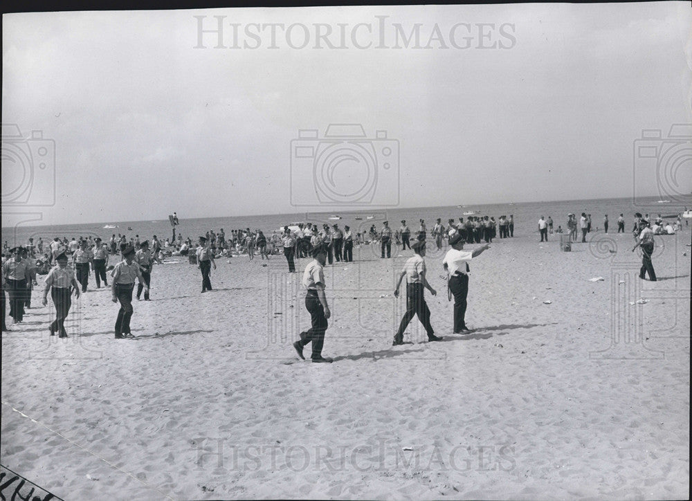 1961 Press Photo Police watching wade-in demonstrations on Rainbow Beach, Illino - Historic Images