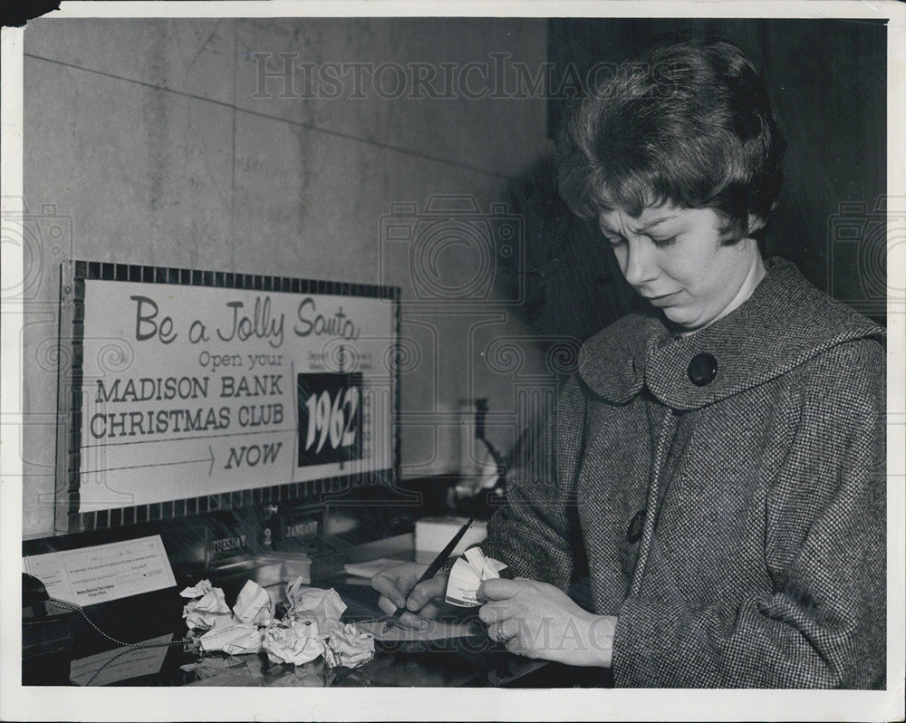 1962 Press Photo Mary Hooger Dates Deposit Slips 1961 Madison Bank Chicago - Historic Images