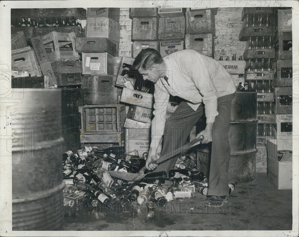 Press Photo William Kinsella Sherman Hotel Houseman Cleans Up Bottles After New - Historic Images