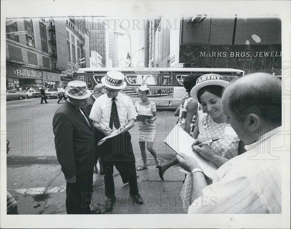 1968 Press Photo Marc Slutsky &amp; Others Solicit Support From Chicago Pedestrians - Historic Images