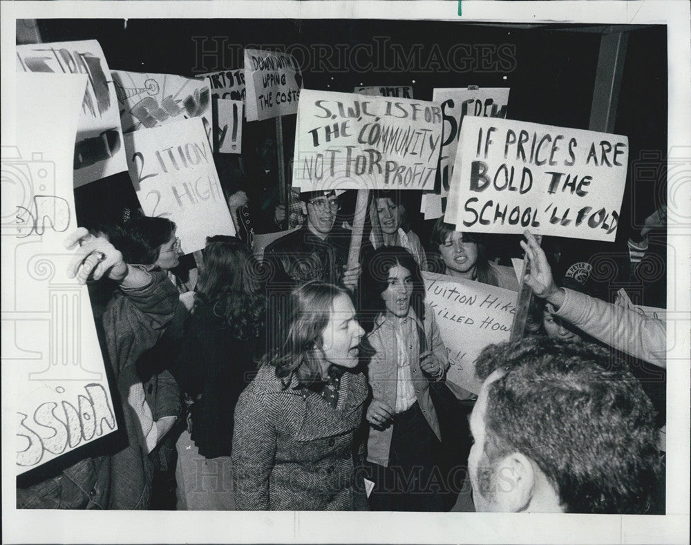 1976 Press Photo Students Protest Tuition Increase - Historic Images