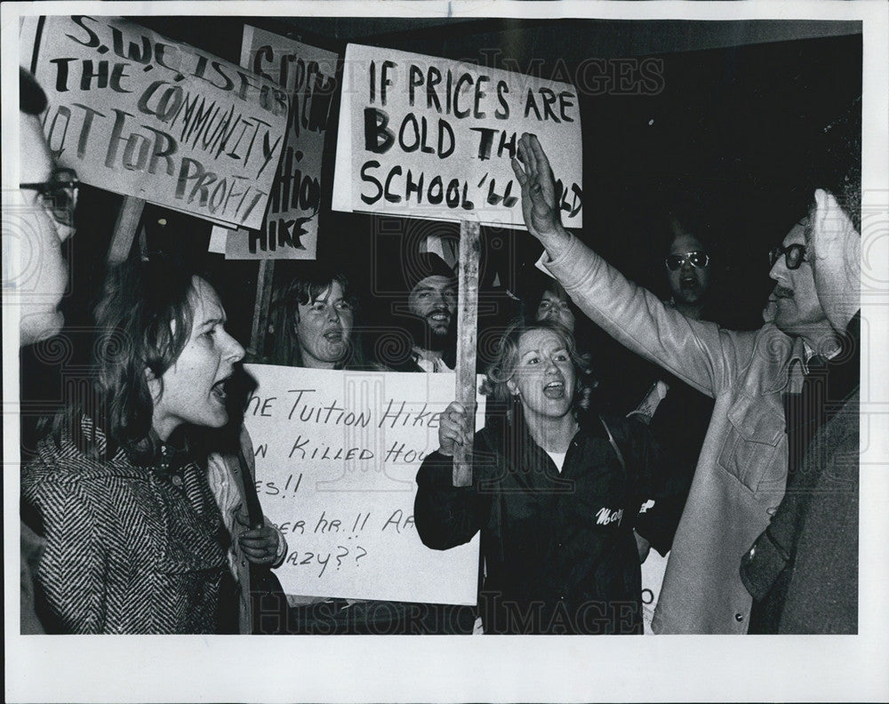 1976 Press Photo Students Protest Tuition Hikes - Historic Images