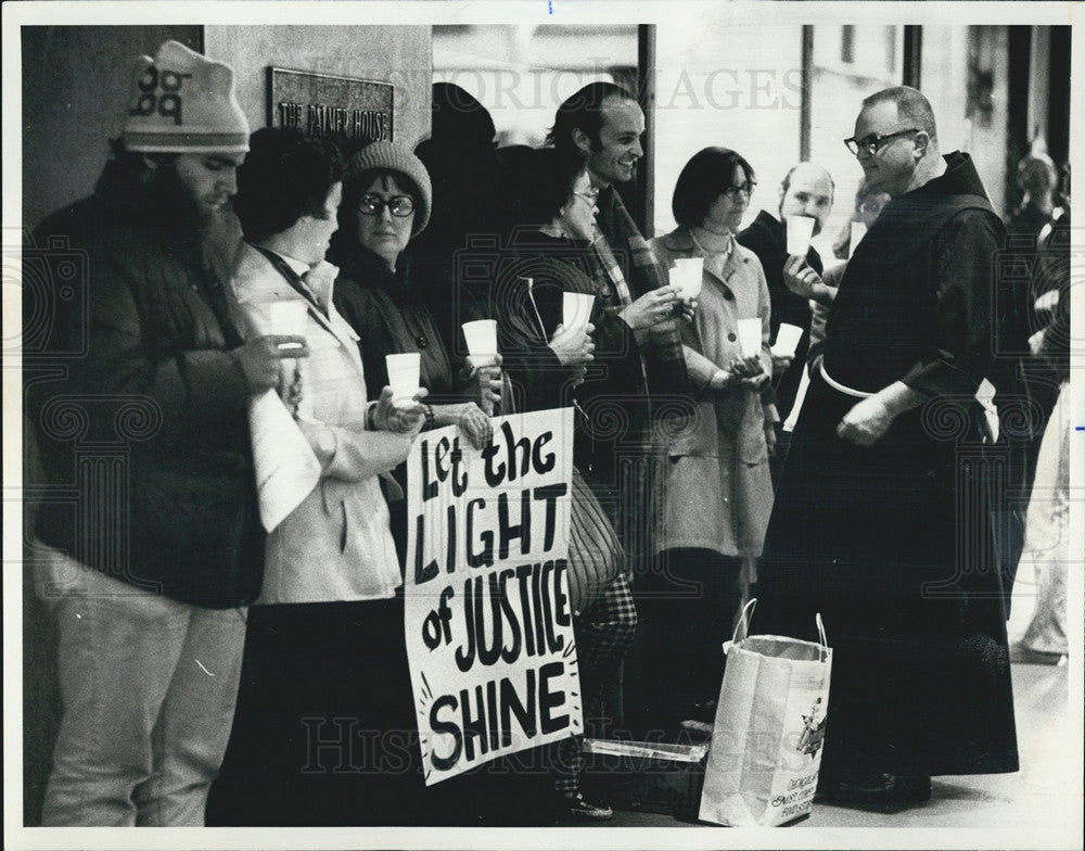 1977 Press Photo Candlelight Vigil Palmer House Show Support Call to Action - Historic Images