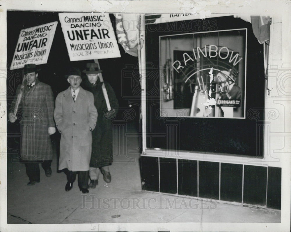 1941 Press Photo Art Band John Jones Signs Protest Behind President Percy Snow - Historic Images