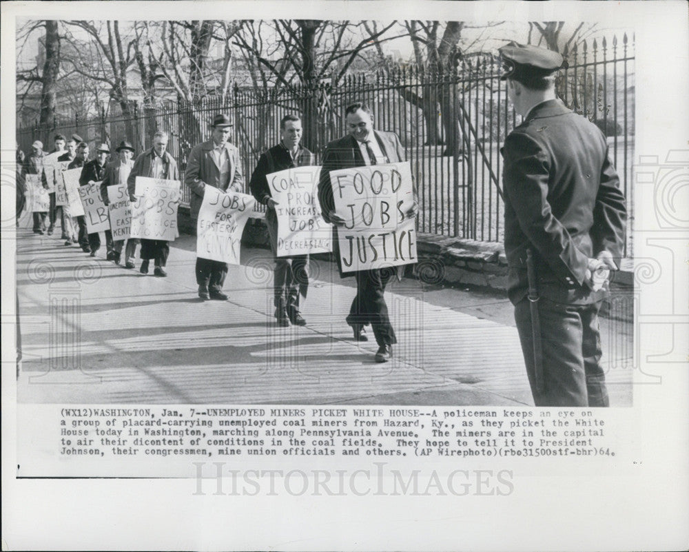 1964 Press Photo policeman group placard-carrying unemployed coal miners picket - Historic Images