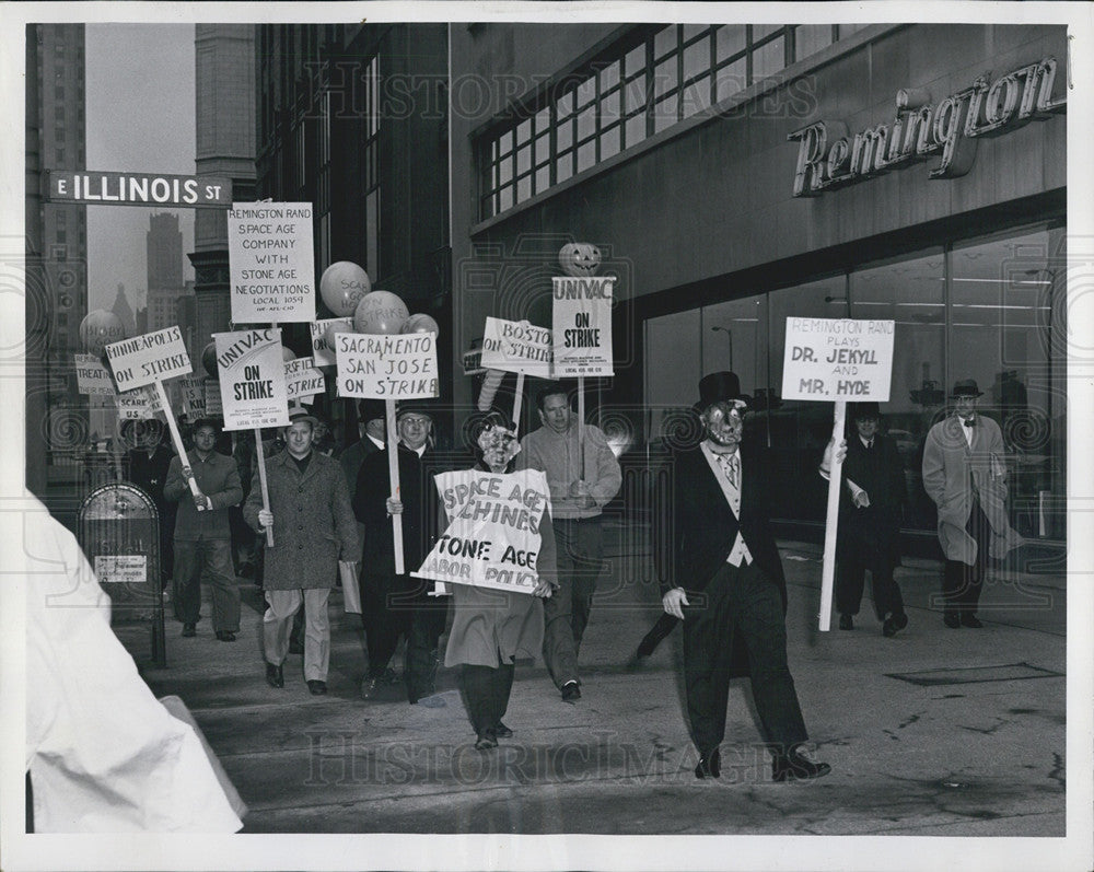 1961 Press Photo pickets parading Remington Rand Division Mardi Gras costumes - Historic Images