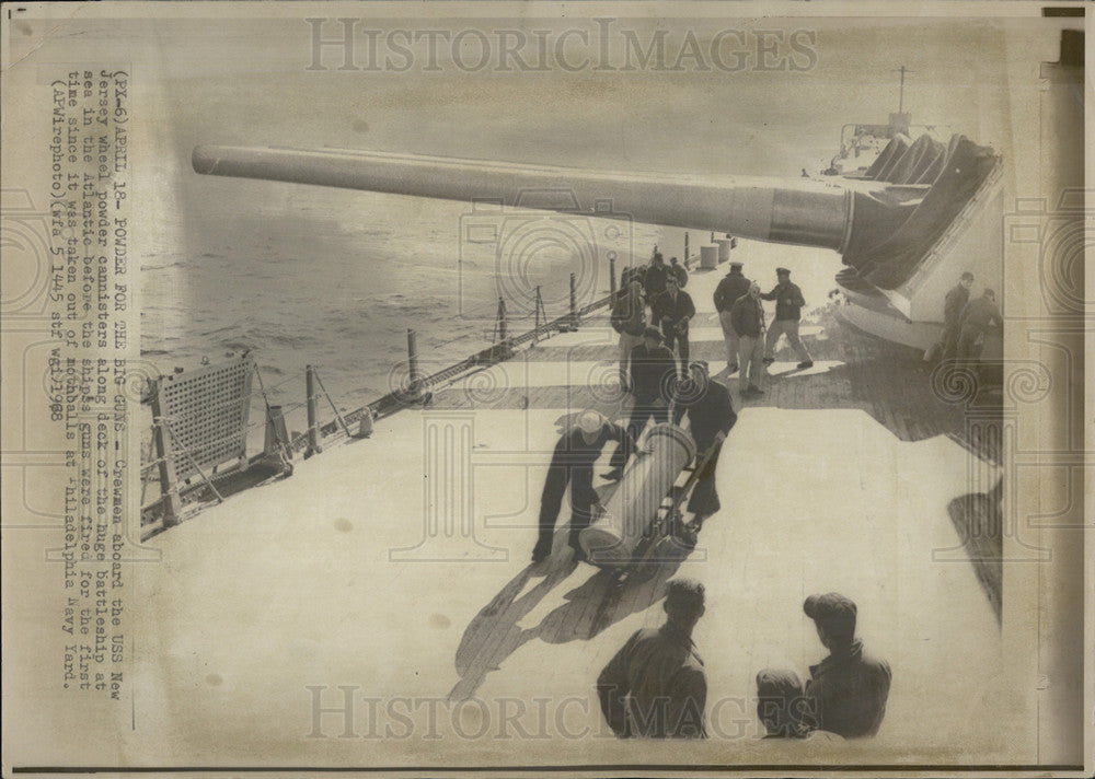 1968 Press Photo Crewmen on the USS New Jersey - Historic Images