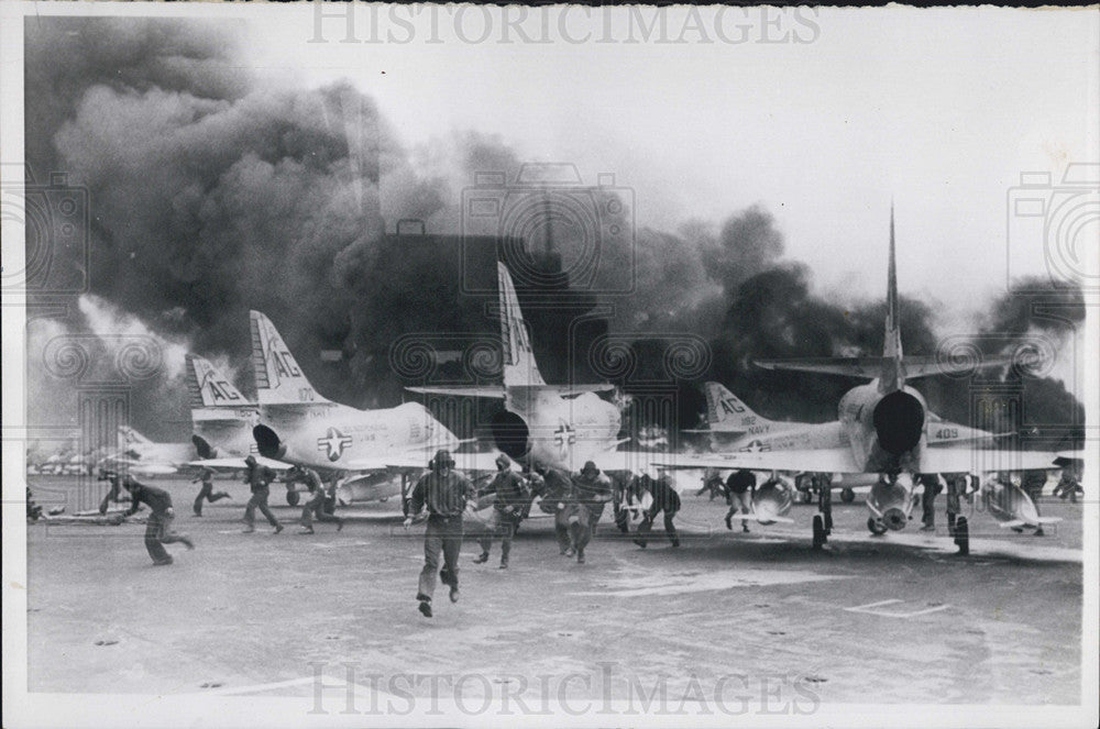 1965 Press Photo Crewmen Aircraft Carrier Independence Scatter Fire Broke Out - Historic Images