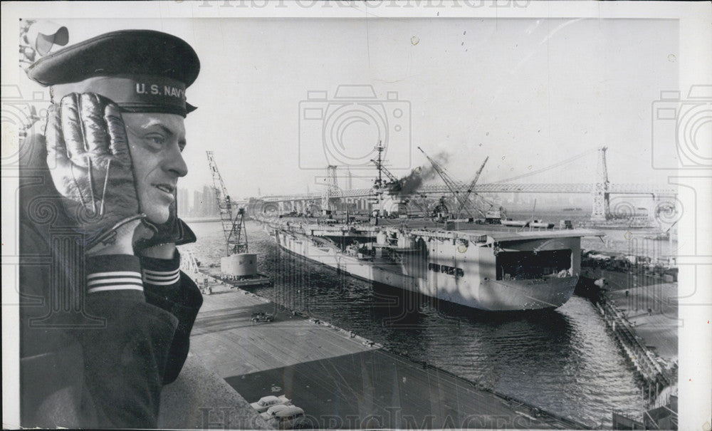 1959 Press Photo Sailor Shields His  Ears From Blasts From Carrier Independence - Historic Images