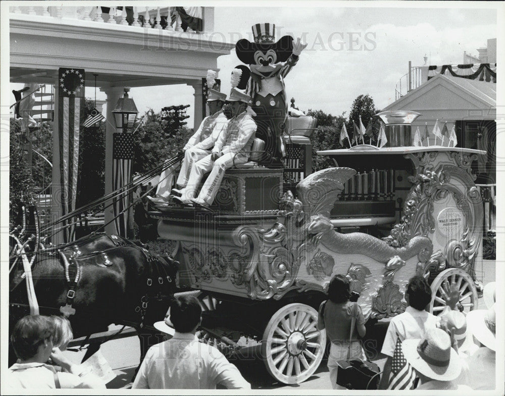 1985 Press Photo Atlanta&#39;s &quot;Salute 2 America Parade&quot; on Peachtree  St - Historic Images