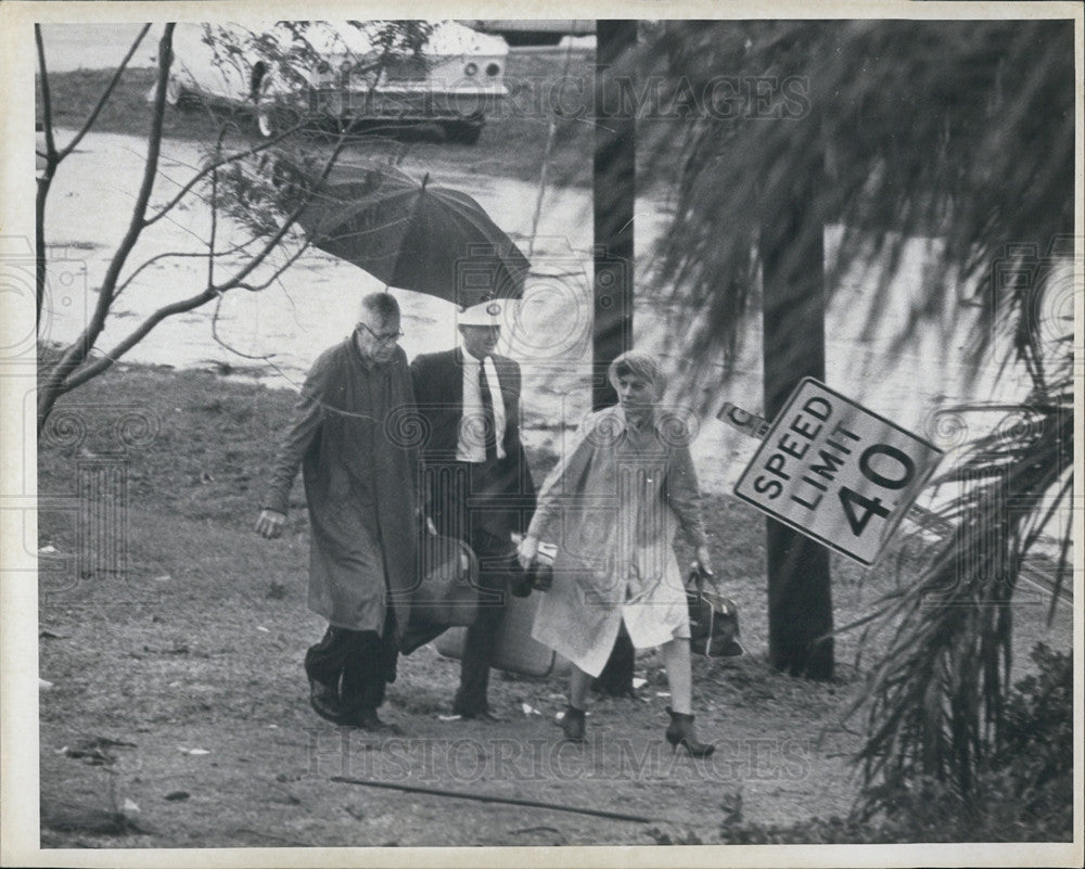 1966 Press Photo People Shield From Storm After Tornado Destroyed Pinellas Cty - Historic Images