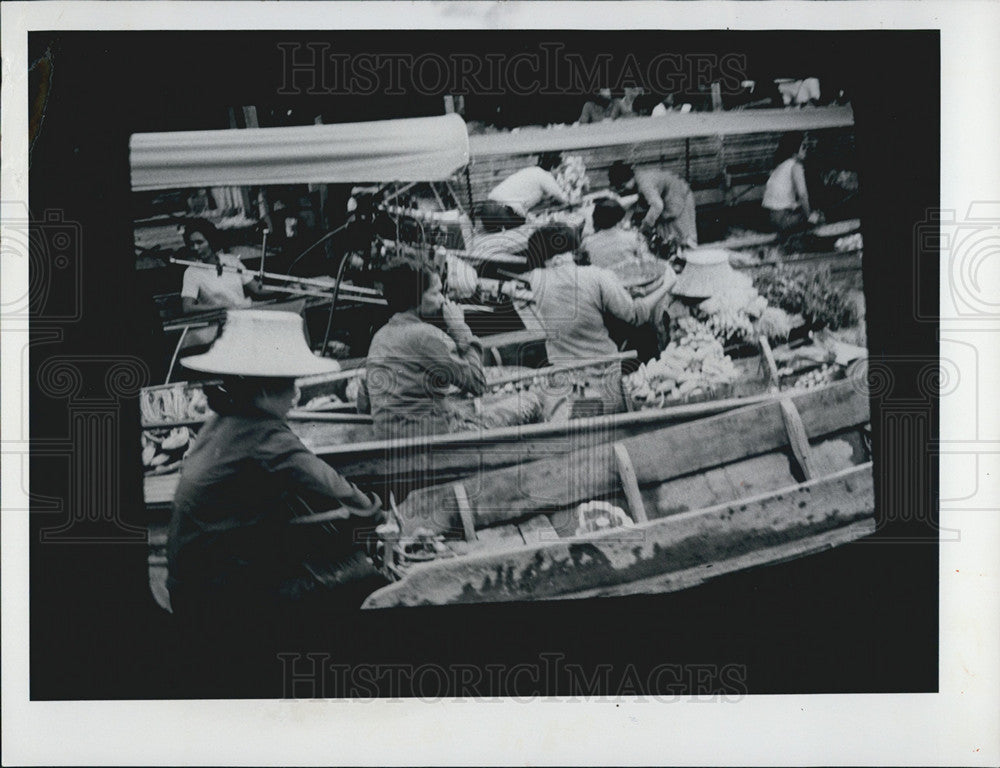 1975 Press Photo Bangkok Peddlers, Boats, Vegetables - Historic Images