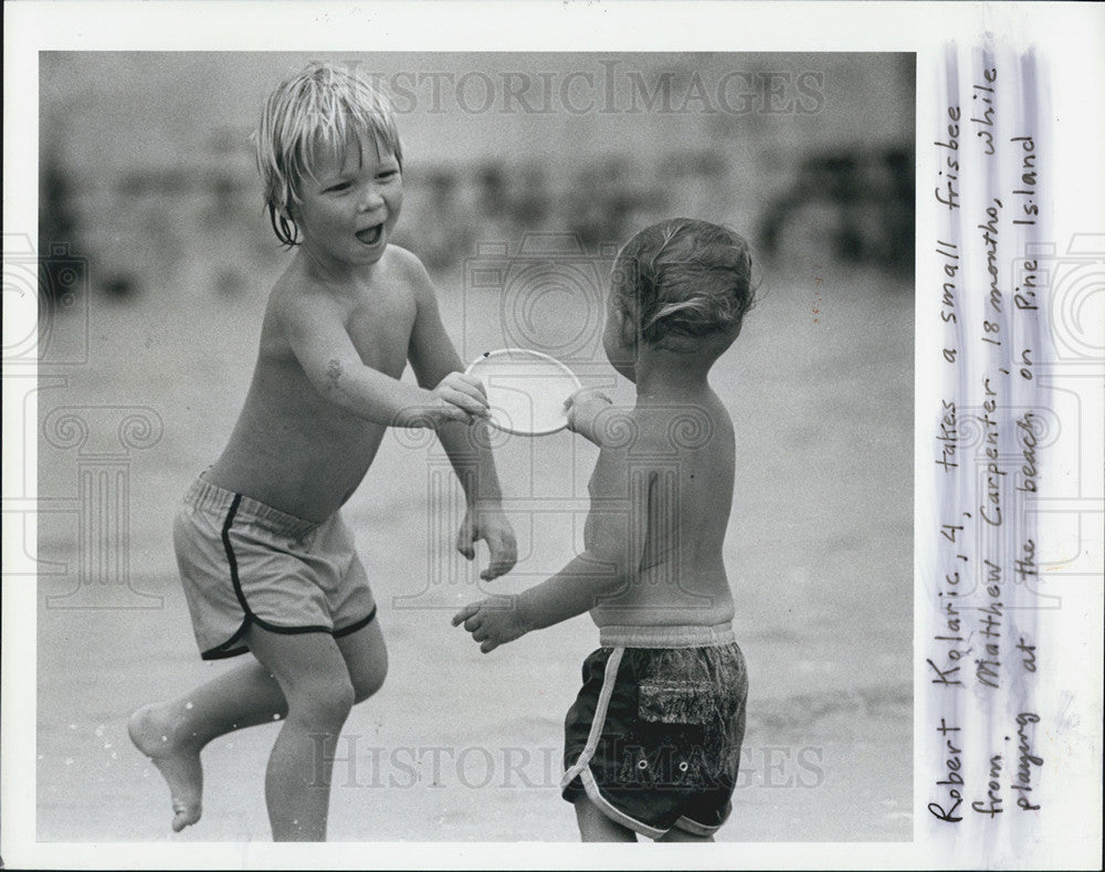 1984 Press Photo Robert Kolaric Matthew Carpenter Flying Disk Beach Pine Island - Historic Images