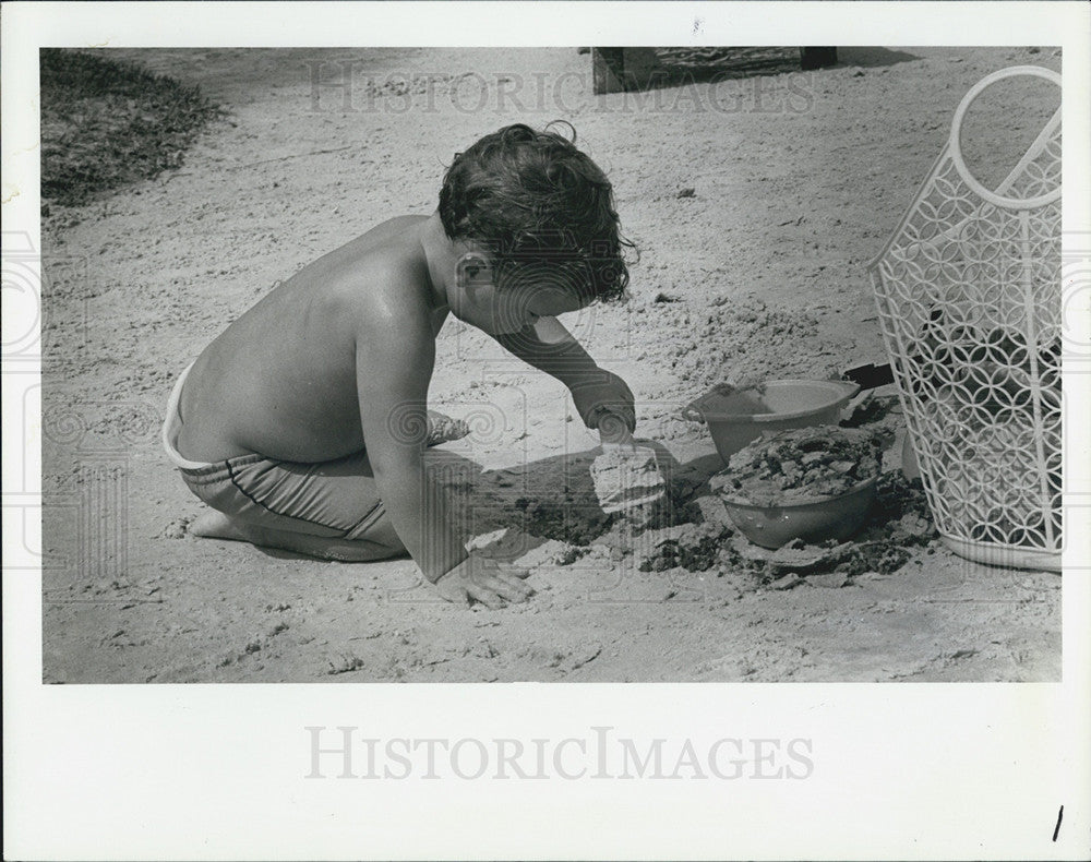 1984 Press Photo Christopher Liparito Labor Day Bayport Pier - Historic Images