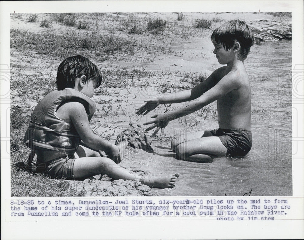 1985 Press Photo Joel Sturtz Doug Build Sand Castle Rainbow River Dunnellon - Historic Images