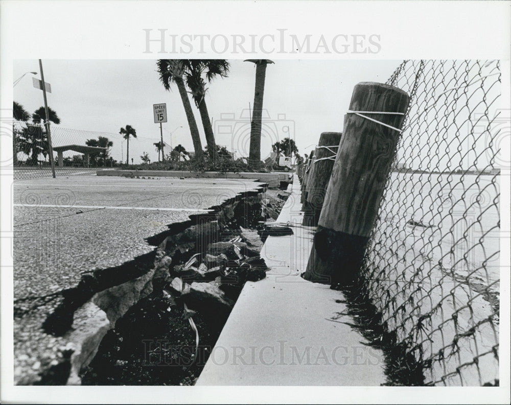 1991 Press Photo Collapsed Parking Lot Ben Davis Beach Tide Erosion - Historic Images