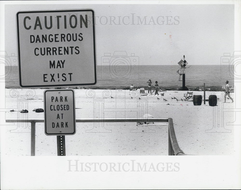 1989 Press Photo Signs at Redington Beach - Historic Images