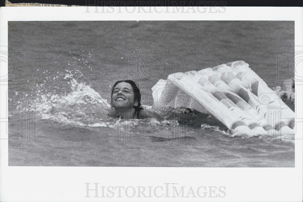 1990 Press Photo Celine Anversa French Tourist Swims Clearwater Beach Florida - Historic Images