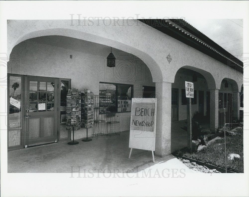 1982 Press Photo Beach News Shop - Historic Images