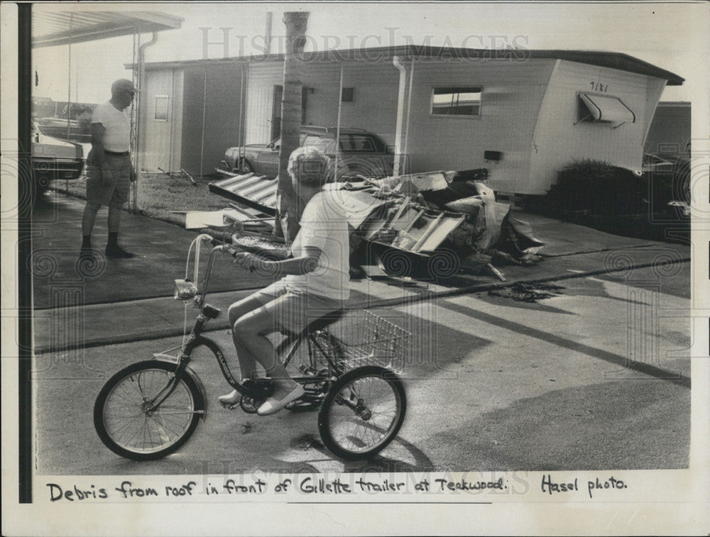 1975 Press Photo Elmer Gillete, Motor Home Storm Damage - Historic Images