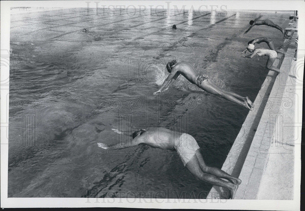 1973 Press Photo Lifeguards Dive Into Pool During Swim Class - Historic Images