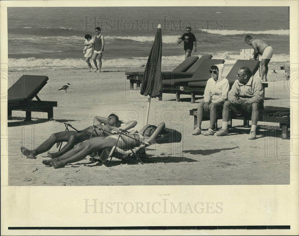 1991 Press Photo Madeira Beach Goers Enjoy Sunny/Chilly Day Pinellas County FL - Historic Images