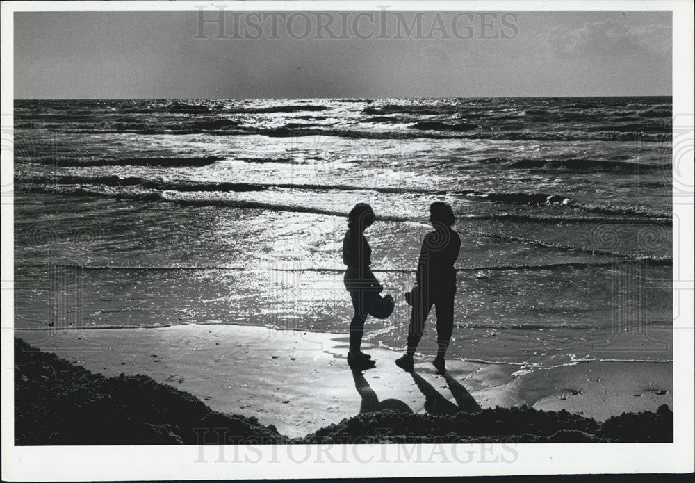 1985 Press Photo Ruth Kroh and Daughter Visit Pass-a-Grille Beach in Florida - Historic Images