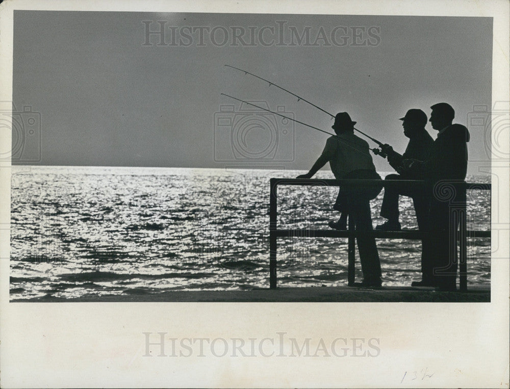 1969 Press Photo Fishing, Pass-a-Grille Beach - Historic Images
