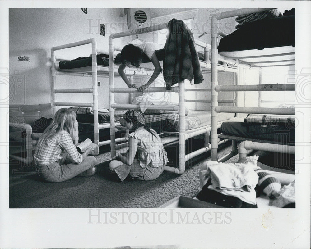 1970 Press Photo Beach House Temporary Residents Keep Home Tidy - Historic Images