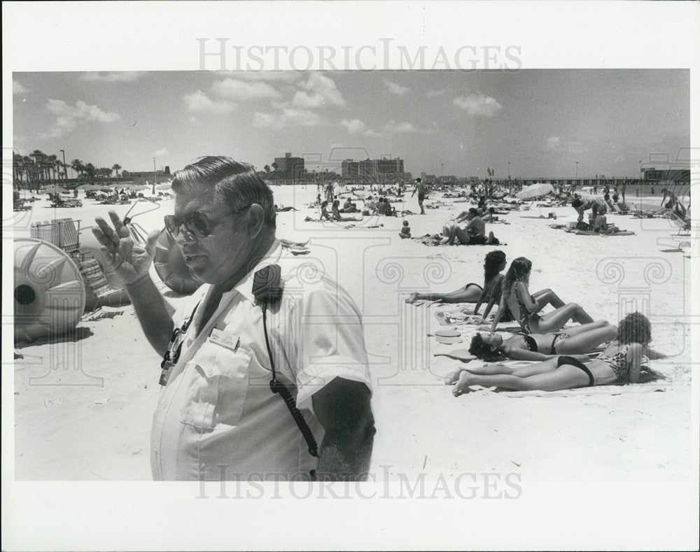 1987 Press Photo Holiday Inn Surfside Patrol Surveys Beach Goers-Pinella County - Historic Images