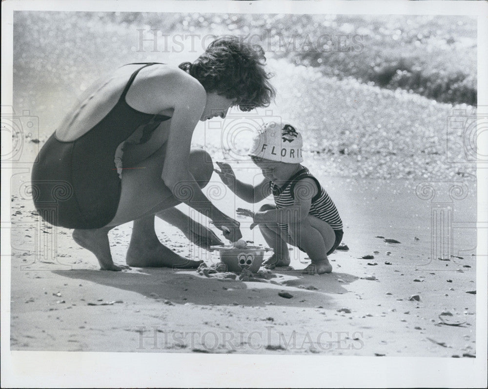 1981 Press Photo Christine and Ben Hetherington playing on beach in the Suncoast - Historic Images
