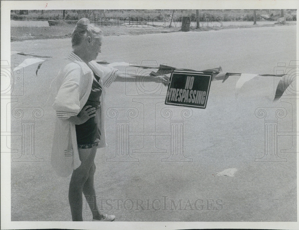 1969 Press Photo Bather views No Trespassing sign at Legion Crystal River Beach - Historic Images